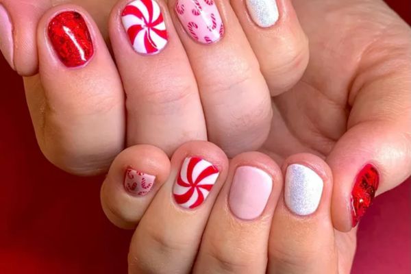 Candy Cane Stripes Nails 1
