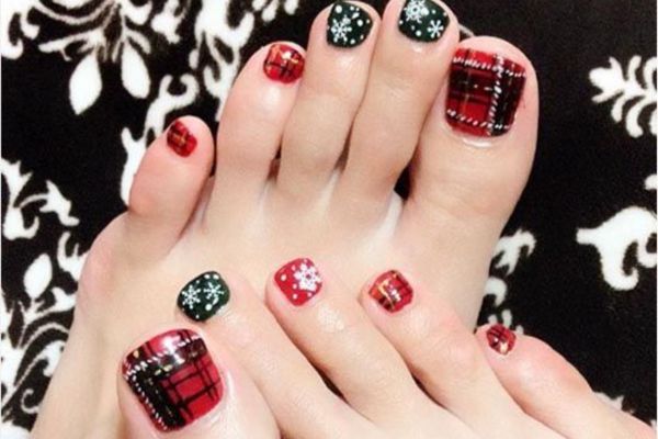 Christmas Toe Nails Design 6