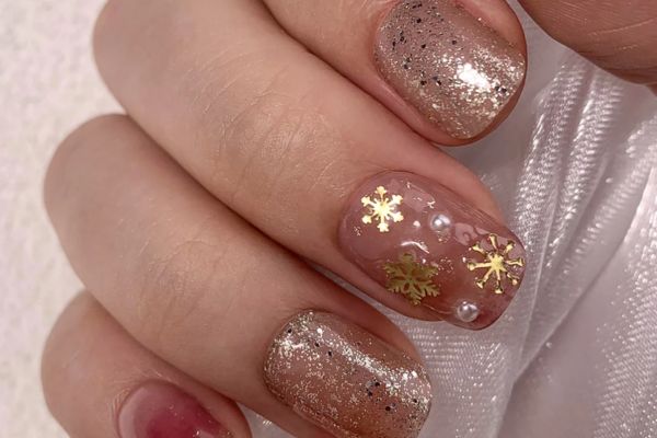 Glittery Snowflakes Nail